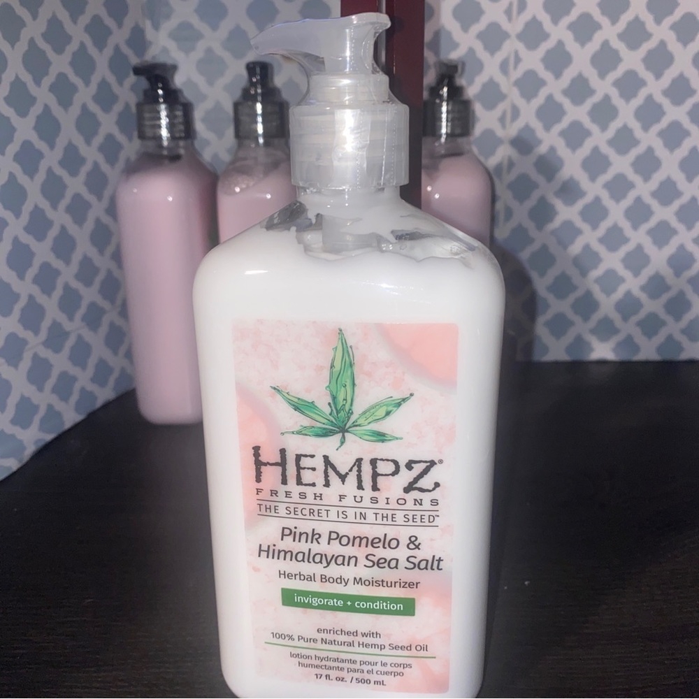 Hempz Pink Pomelo & Himalayan Sea Salt Herbal Body Moisturizer Lotion 17fl.oz.